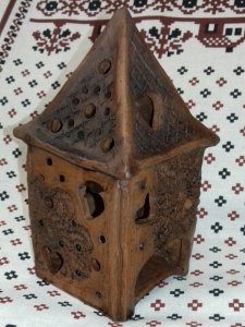 Светильник-домик глиняный с сердечками под малую свечку