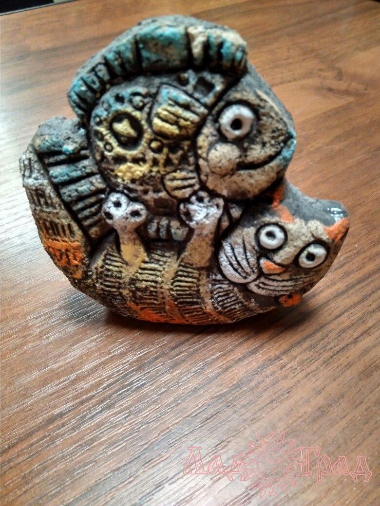 Кот с рыбой на животе шамот