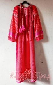 Платье традиционное красное в горошек с поясом, рр 44-48