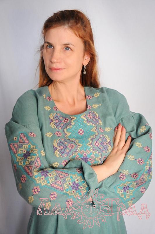 Платье с вышивкой 
