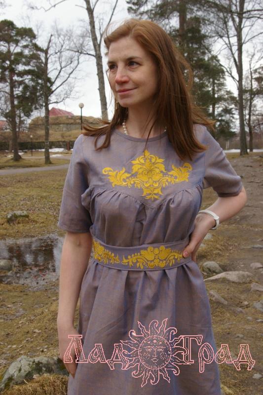 Платье с вышивкой 