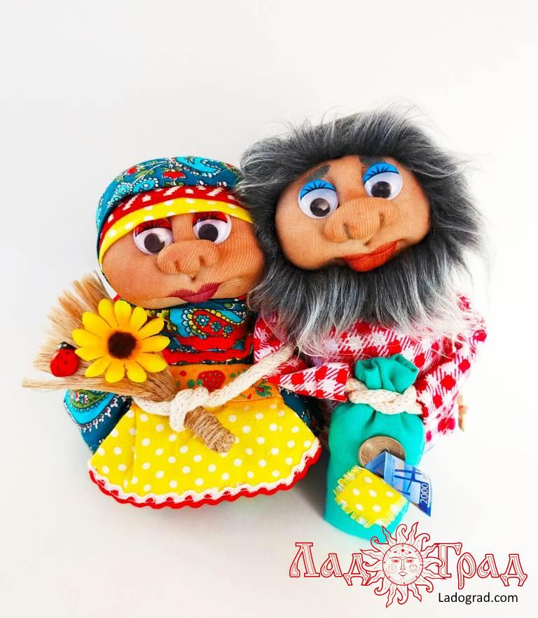Домовые-неразлучники с веником, подсолнухом и мешком денег