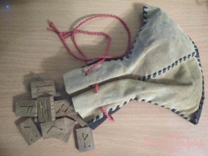 Руны скандинавские гадальные, дуб, в кожаном мешочке