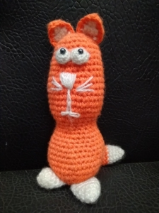 Кот рыжий вязанный